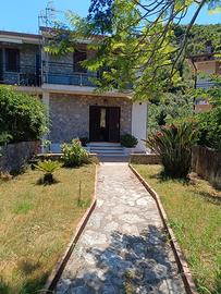 Villetta su 3 livelli con ampio giardino (Scario)