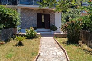 Villetta su 3 livelli con ampio giardino (Scario)