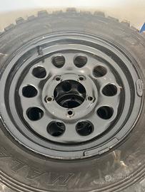 Cerchi in ferro Jimny/Samurai con gomme tassellate