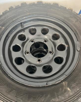 Cerchi in ferro Jimny/Samurai con gomme tassellate