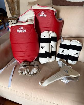 Set completo protezioni taekwondo (Dae do & Adidas