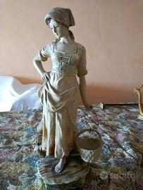 Statua in gesso con colonna