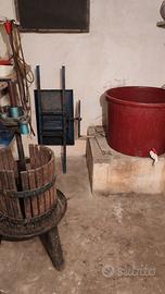 Torchio spremitura + pigiatrice uva + catino