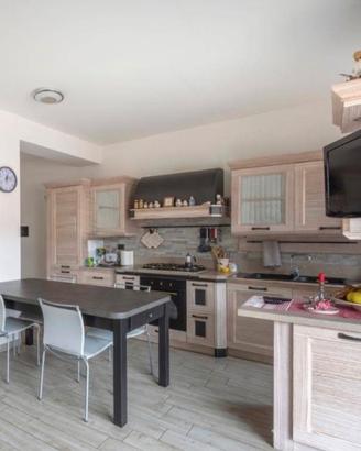 Cucina in legno pieno e marmo