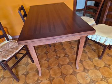 Tavolo allungabile in legno + 4 sedie