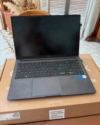 Samsung galaxy book 2 i5. 8GB 256GB 156 w11