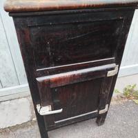 antica ghiacciaia in legno 
