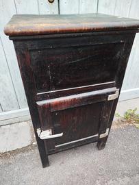 antica ghiacciaia in legno 