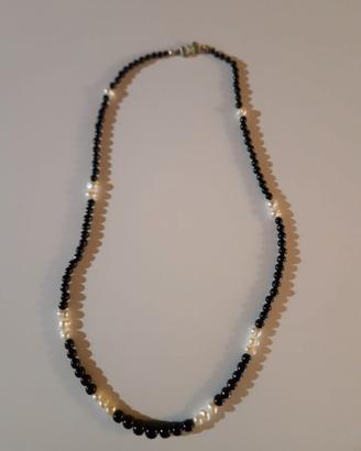 Collana bianca e nera bigiotteria