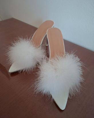 Décolleté / sabot con piume bianche