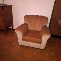 Divano stile vintage in velluto beige.