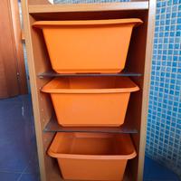 Mobiletto in legno su rotelle con cassetti 