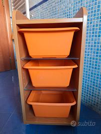 Mobiletto in legno su rotelle con cassetti 