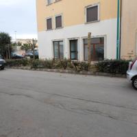 Locale con esposizione angolare e ampio parcheggio