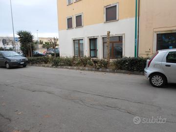 Locale con esposizione angolare e ampio parcheggio