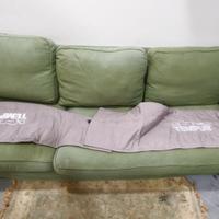 Divano verde tre posti