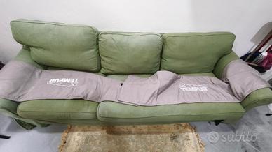Divano verde tre posti