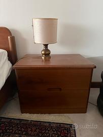 Due comodini con lampada