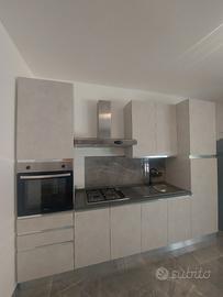cucina moderna effetto stucco grigio chiaro