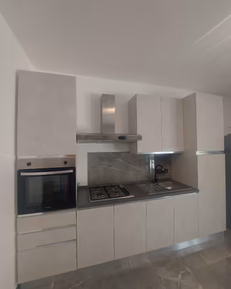 cucina moderna effetto stucco grigio chiaro