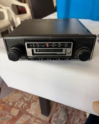 Radio per auto d'epoca a cassette Sanyo FT-4304.