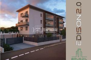 Unita' singola 4 locali con doppi servizi e giardi