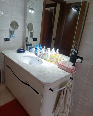 mobile bagno con piano in marmo