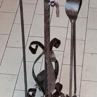 Trepiede in ferro battuto con set attrezzi camino