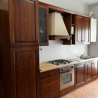 Cucina compresa di fornelli, forno e frigorifero