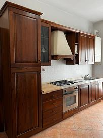 Cucina compresa di fornelli, forno e frigorifero