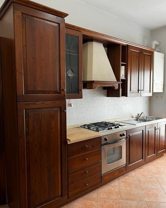 Cucina compresa di fornelli, forno e frigorifero