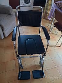 Comoda carrozzina per anziani o disabili