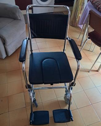 Comoda carrozzina per anziani o disabili