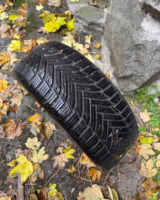 Pneumatici antineve usati.