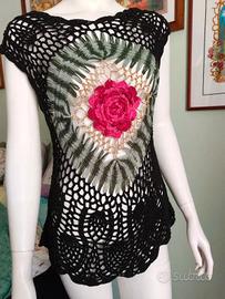 Maglia tricot con rosa e fili dorati