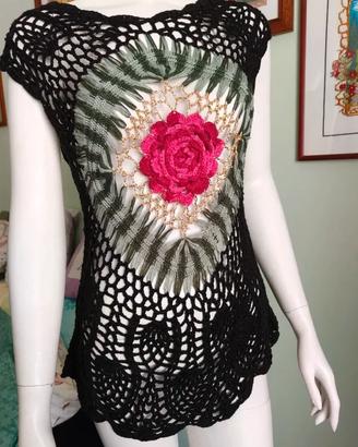 Maglia tricot con rosa e fili dorati