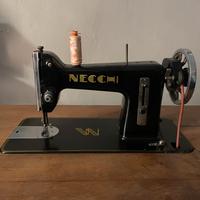 Macchina da cucire antica.