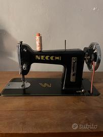 Macchina da cucire antica.