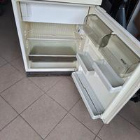Piccolo frigorifero con congelatore 