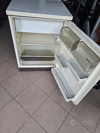 Piccolo frigorifero con congelatore 