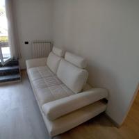 Divano in simil pelle bianco