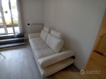 Divano in simil pelle bianco