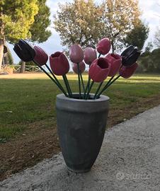 Vaso in metallo e tulipani.