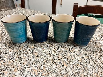 bicchieri in ceramica blu e azzurro