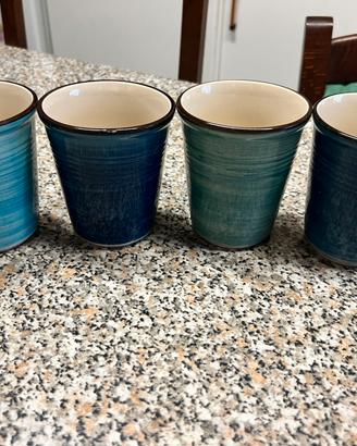 bicchieri in ceramica blu e azzurro