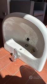 Lavandino e mobile bagno