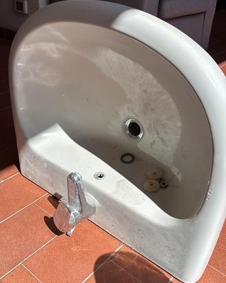 Lavandino e mobile bagno