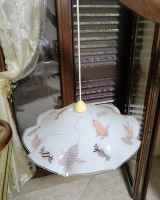 Lampadario in vetro con decorazioni di caramelle 
