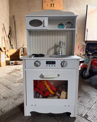 Cucina giocattolo in legno bianca
