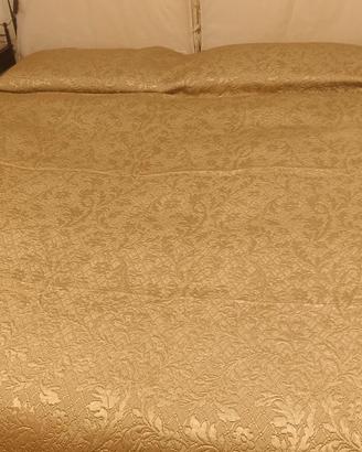 Copriletto vintage colore oro